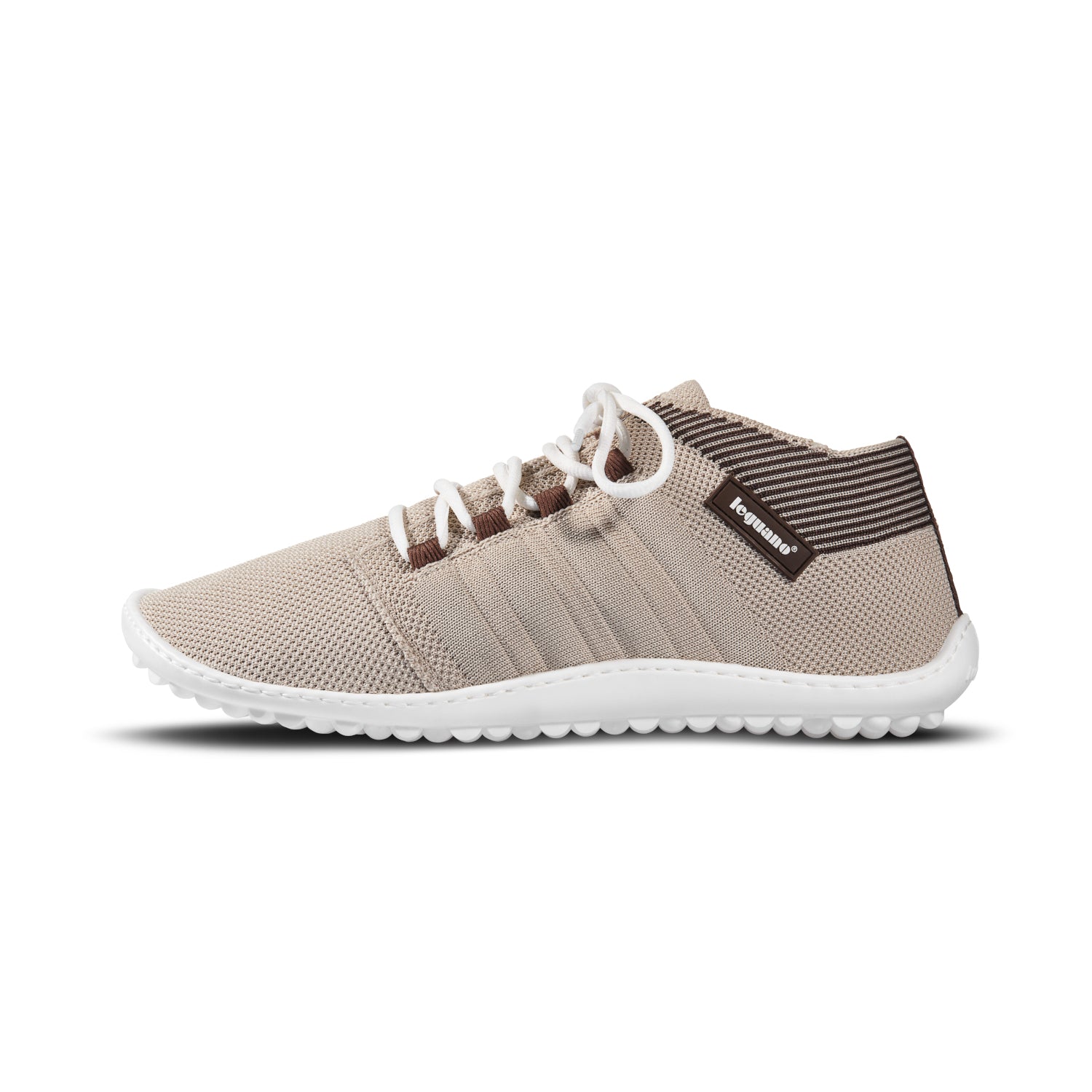 Leguano Beat Barfußschuhe Sneaker in Sand Beige, von der linken Seite betrachtet. Diese Sneakers bieten ein barfußähnliches Tragegefühl und hervorragenden Komfort. Jetzt im Onlineshop für Barfußschuhe erhältlich.