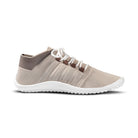 Leguano Beat Barfußschuhe Sneaker in Sand Beige, rechte Seitenansicht. Diese Sneakers bieten perfekten Halt und sind ideal für ein barfußähnliches Tragegefühl. Jetzt im Onlineshop für Barfußschuhe erhältlich.