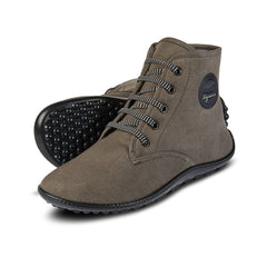 Leguano Chester Barfußschuhe in Light Taupe, das perfekte Modell für einen komfortablen und natürlichen Gang. Sie bieten hervorragende Bewegungsfreiheit und ein angenehmes Tragegefühl. Jetzt im Onlineshop für Barfußschuhe erhältlich.