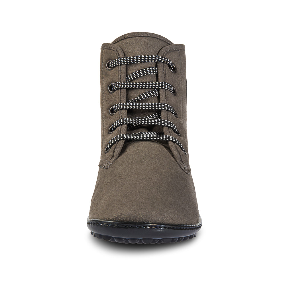 Leguano Chester Barfußschuhe in Light Taupe, Frontansicht, zeigen das elegante Design und die flexiblen Materialien, die für optimalen Komfort und Bewegungsfreiheit sorgen. Ideal für den Alltag und aktive Freizeit. Jetzt im Onlineshop für Barfußschuhe erhältlich.