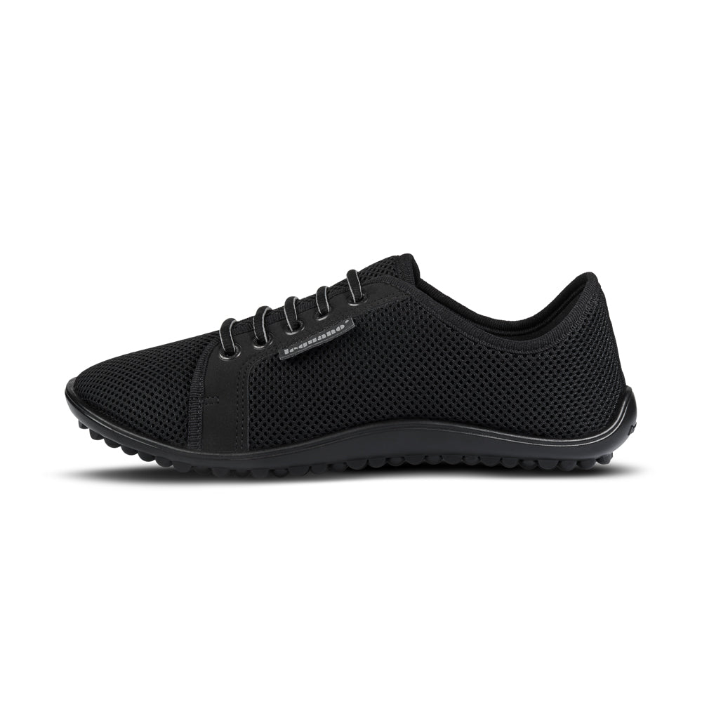 Leguano City All Black Halbschuhe, Barfußschuhe in klassischem Schwarz, linke Seitenansicht. Jetzt im Onlineshop für Barfußschuhe erhältlich.