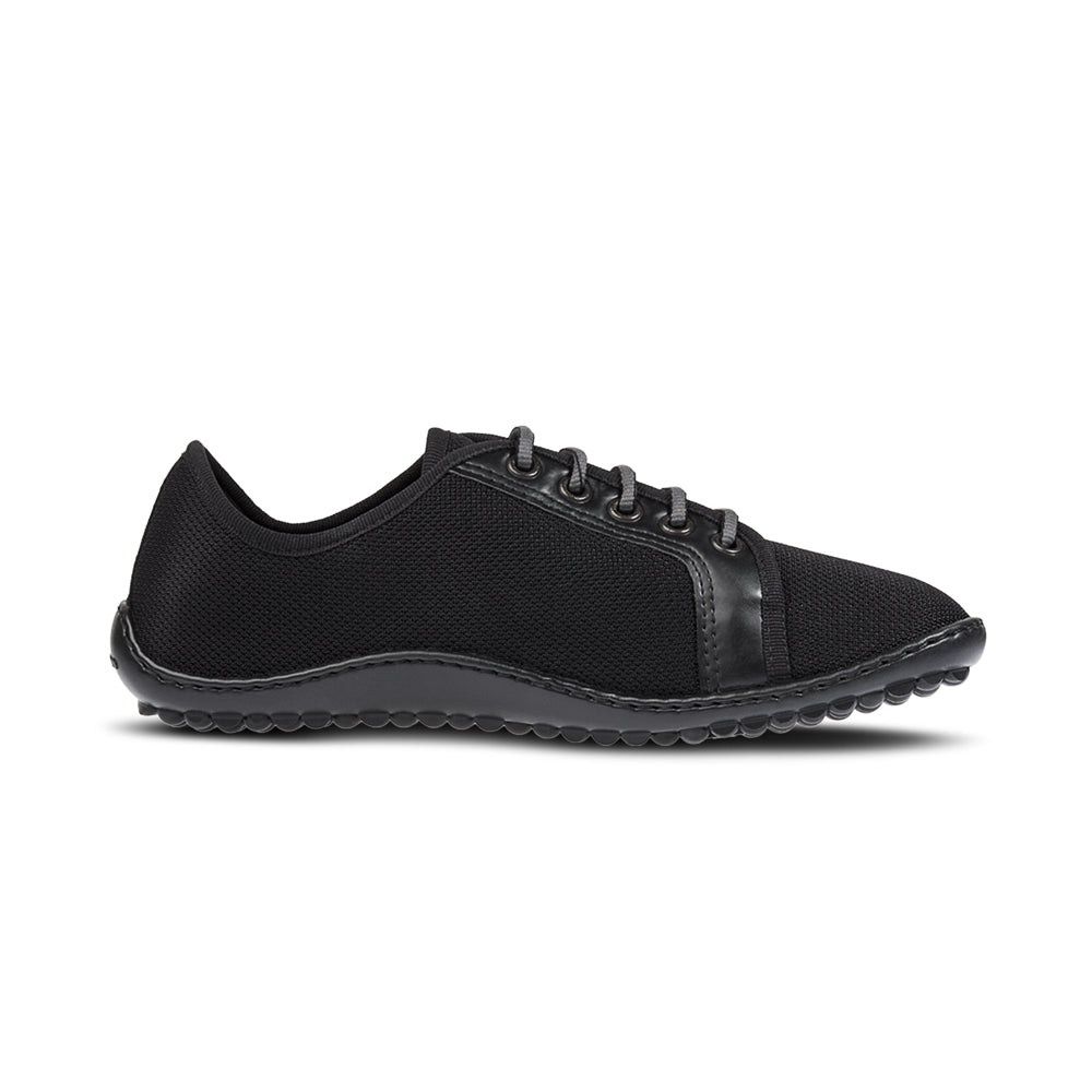 Leguano City Black Halbschuhe, Barfußschuhe, von der rechten Seite. Ideal für Freizeit und Alltag, bieten sie Komfort und Stil. Jetzt im Onlineshop für Barfußschuhe erhältlich.