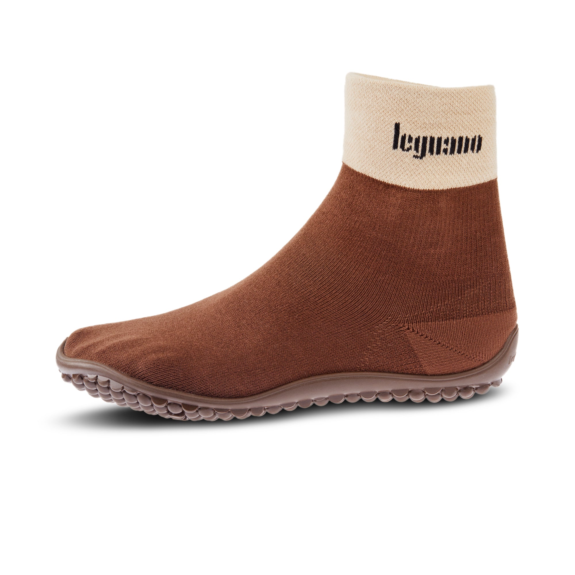 Leguano Classic Sockenschuhe in Braun – Linke Seitenansicht, die die stilvolle Form und den komfortablen Sitz der Barfußschuhe hervorhebt. Ideal für ein natürliches Laufgefühl. Jetzt im Onlineshop für Barfußschuhe erhältlich.