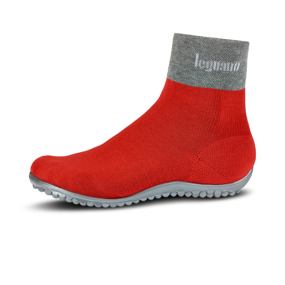 Leguano Classic Sockenschuhe in Rot – Linke Seitenansicht, die die schlichte Eleganz und den bequemen Sitz dieser Barfußschuhe hervorhebt. Ideal für einen natürlichen Gehstil. Jetzt im Onlineshop für Barfußschuhe erhältlich.