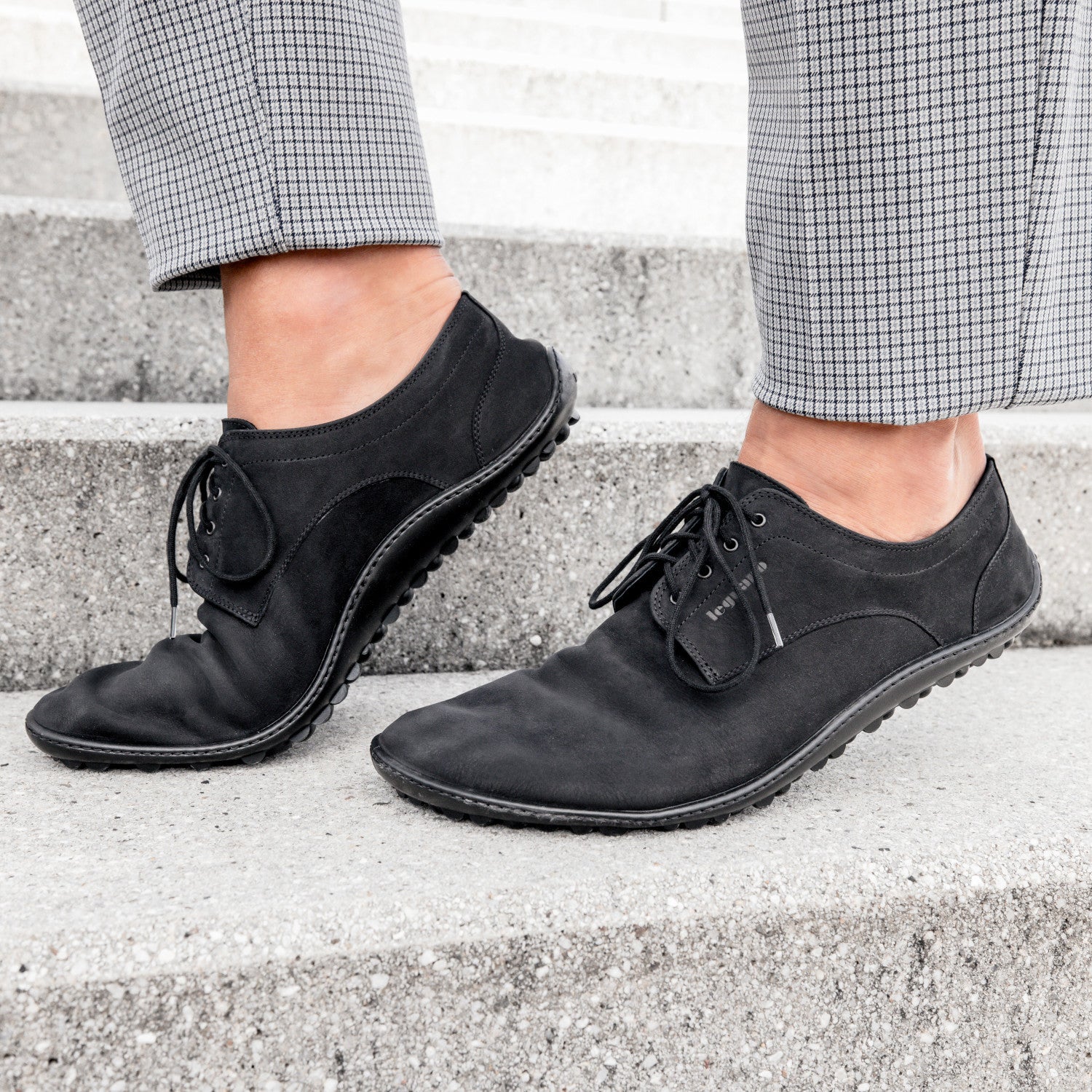 Schwarze Leguano Dean Barfußschuhe aus Leder als elegante Herrenschuhe am Fuß im Onlineshop für Barfußschuhe