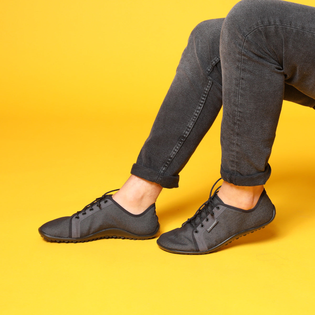 Leguano Denim Graphit Barfußschuhe im Alltag – erleben Sie den perfekten Komfort und die flexible Passform. Ideal für jede Gelegenheit, ob Freizeit oder Alltag. Jetzt im Onlineshop für Barfußschuhe erhältlich.