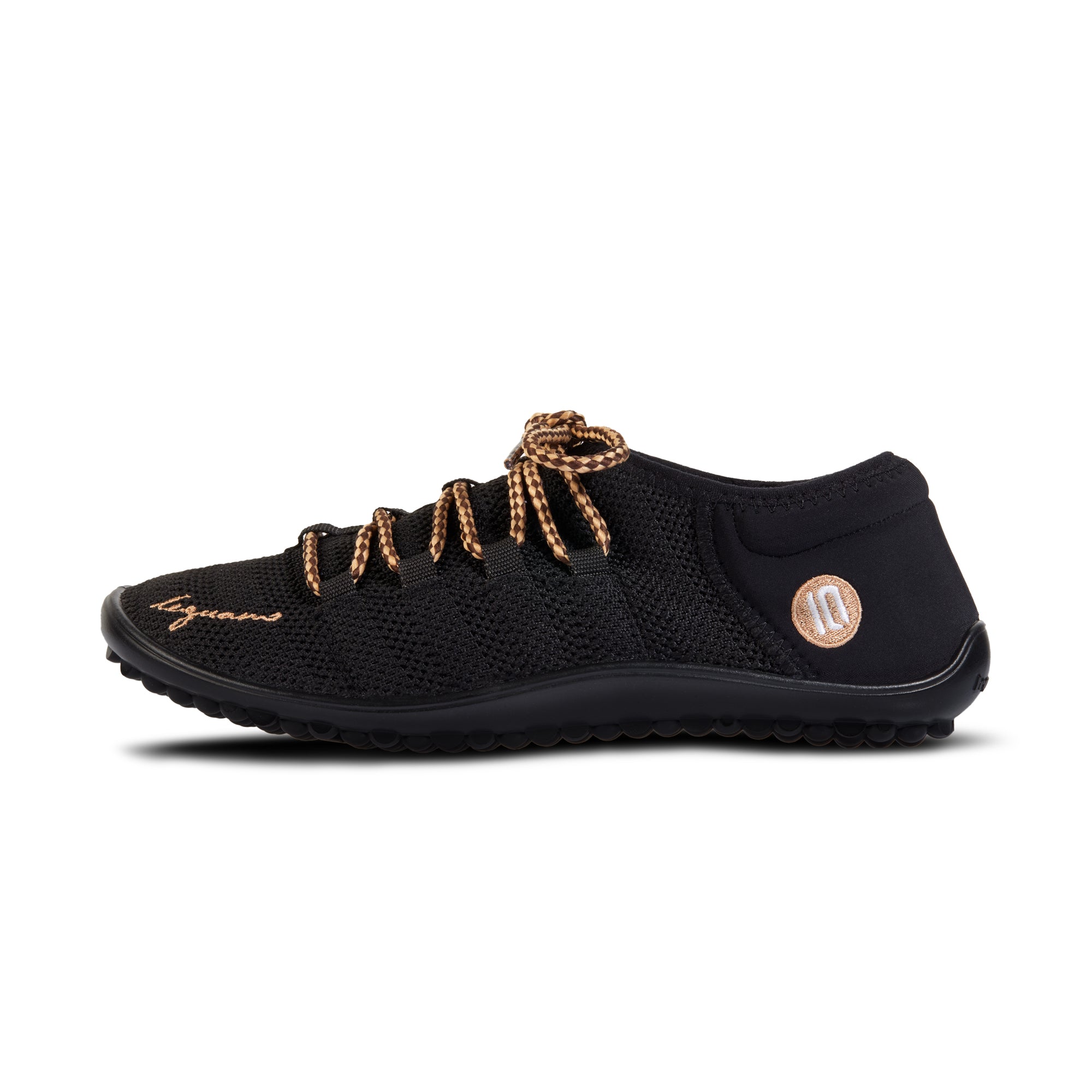 Leguano Energy Black Barfußschuhe – Linke Seitenansicht der schwarzen Sneakers, die durch ihre atmungsaktive Oberfläche und flexible Sohle bestechen. Perfekt für einen aktiven Lebensstil! Jetzt im Onlineshop für Barfußschuhe erhältlich.