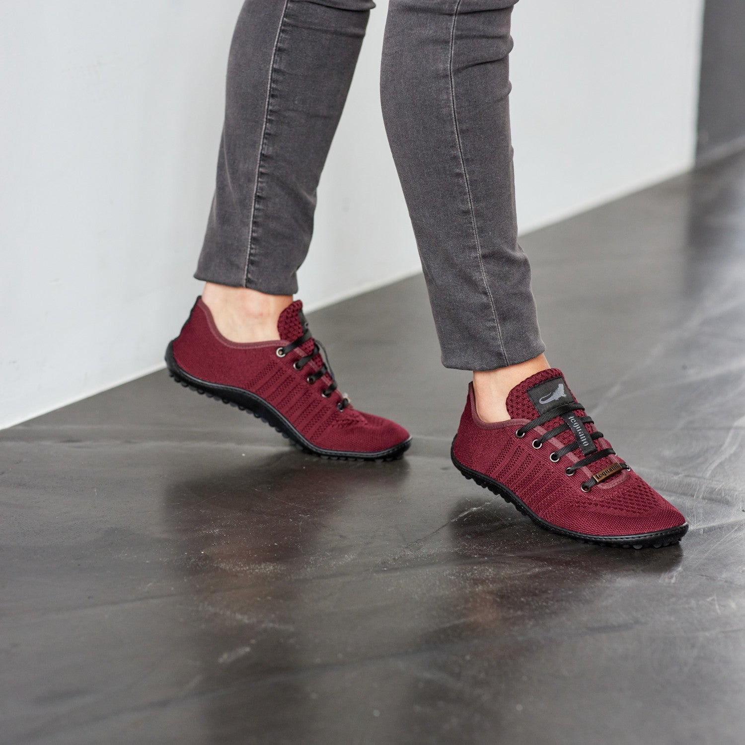 Leguano Go Berry Sneaker Barfußschuhe – In der Lifestyle-Darstellung können Sie die modernen und anpassungsfähigen Eigenschaften dieser Schuhe bewundern. Ihr frisches Design und die bequeme Passform machen sie zur perfekten Wahl für jeden Anlass. Erleben Sie den Komfort des Barfußlaufens mit Stil. Jetzt im Onlineshop für Barfußschuhe erhältlich.