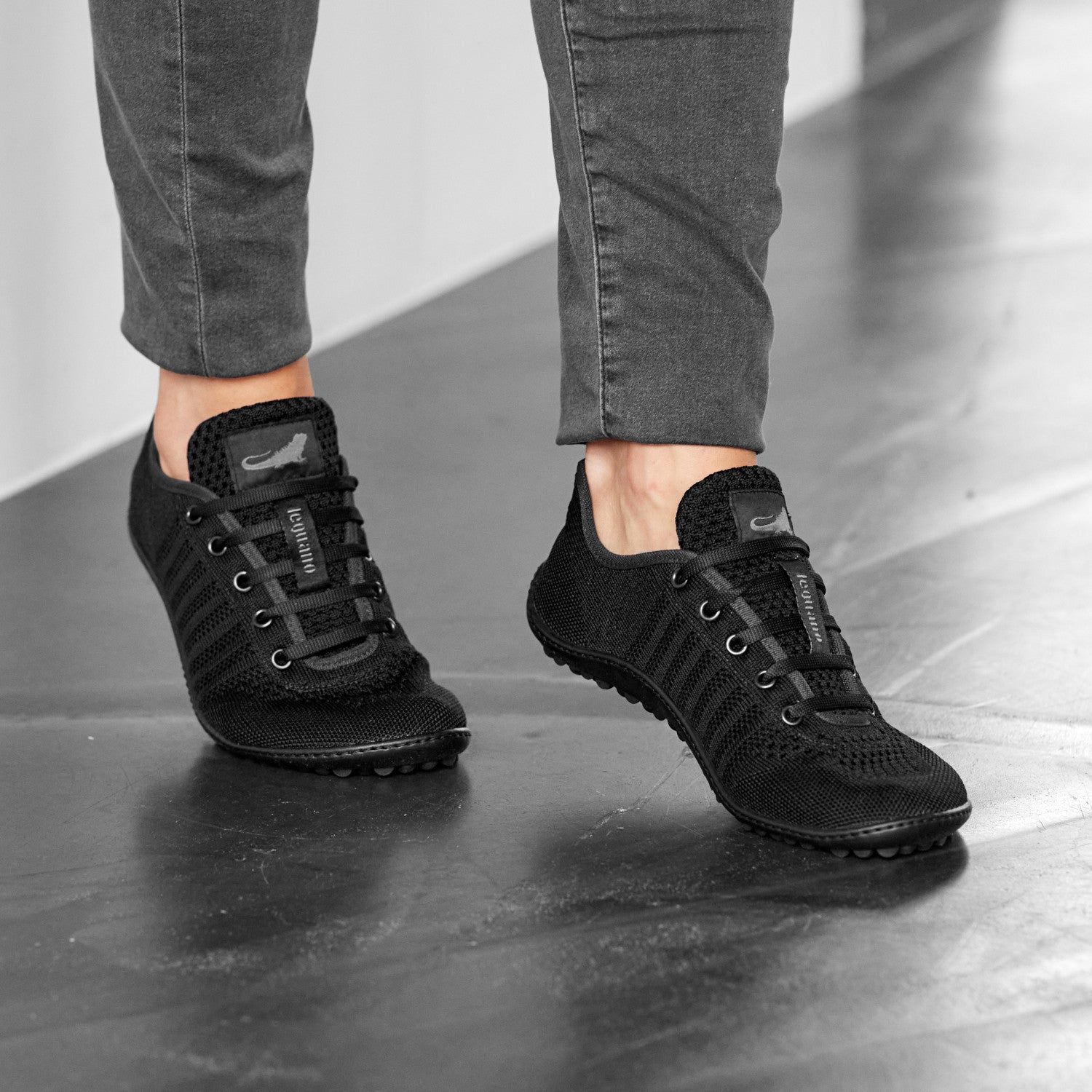 Leguano Go Black Sneaker Barfußschuhe Life – Schwarzer Barfußsneaker in einer Alltagsszene, der Komfort und Stil vereint. Jetzt im Onlineshop für Barfußschuhe erhältlich.