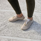 Leguano Go Gold Sneaker Barfußschuhe – Mit ihrem eleganten goldenen Design sind diese Sneakers ideal für modebewusste Menschen, die Wert auf Komfort und Funktionalität legen. Die leichten Materialien sorgen für eine angenehme Passform, während die flexible Sohle natürliche Bewegungen unterstützt. Jetzt im Onlineshop für Barfußschuhe erhältlich.