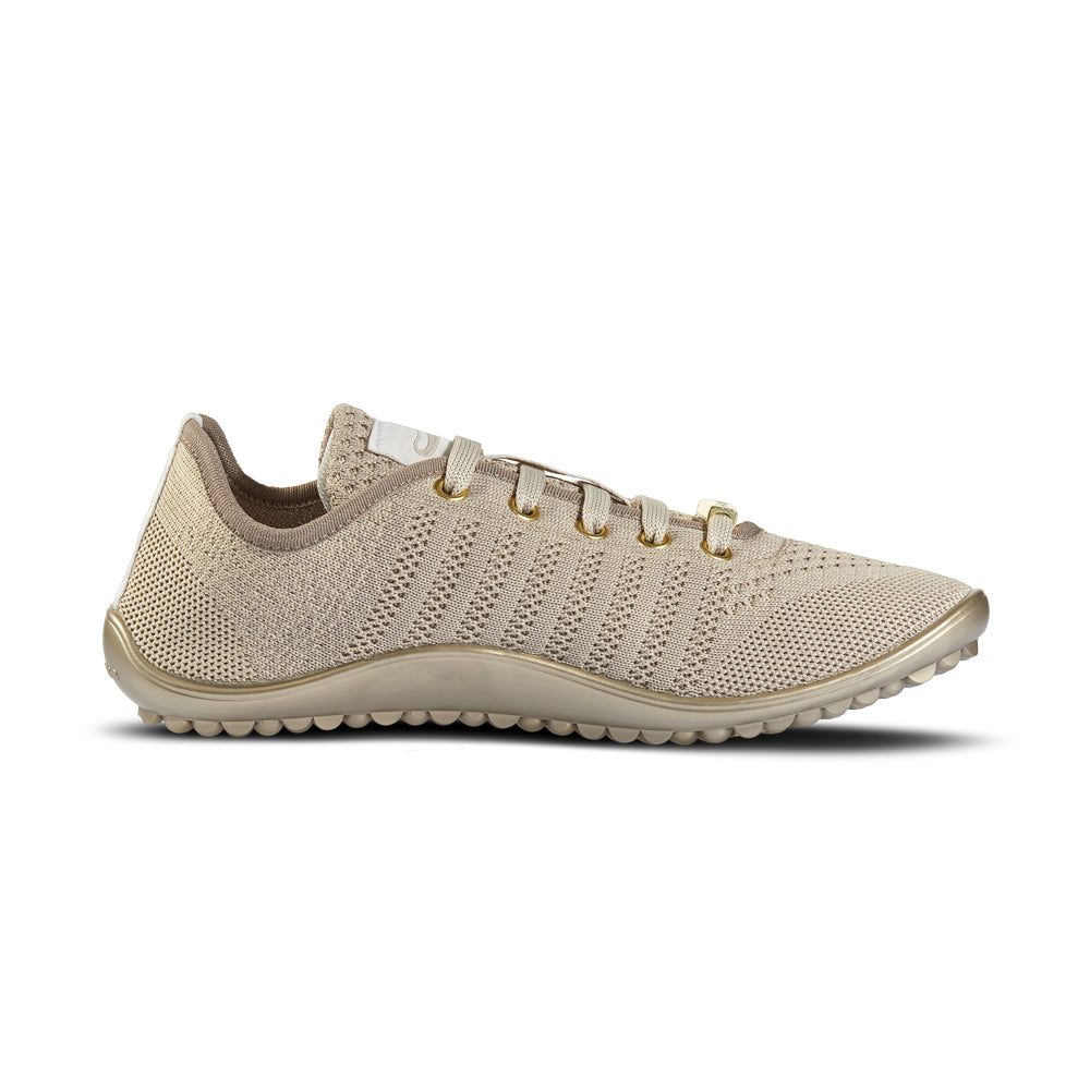 Leguano Go Gold Sneaker Barfußschuhe – Die rechte Seitenansicht zeigt die elegante Silhouette und das hochwertige Material, das für zusätzlichen Komfort sorgt. Ideal für aktive Tage und urbanen Stil. Jetzt im Onlineshop für Barfußschuhe erhältlich.