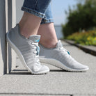 Leguano Go Grey Sneaker Barfußschuhe – Diese Schuhe kombinieren modernes Design mit Funktionalität und eignen sich ideal für aktive Lebensstile. Sie bieten eine flexible Sohle und hervorragenden Halt für jeden Schritt. Jetzt im Onlineshop für Barfußschuhe erhältlich.