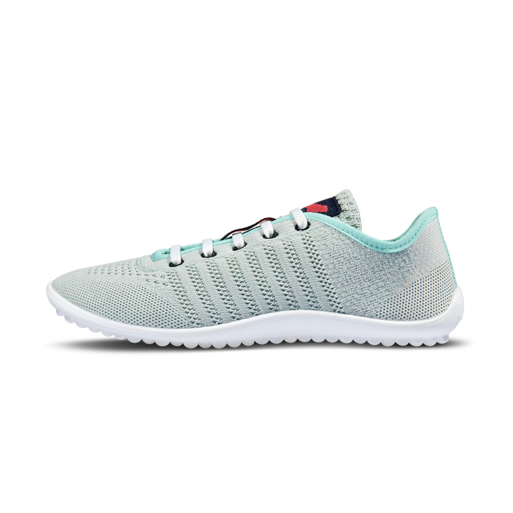 Leguano Go Mint Sneaker Barfußschuhe – Linke Seitenansicht der bequemen mintgrünen Sneaker, die für maximalen Komfort und Bewegungsfreiheit sorgen. Jetzt im Onlineshop für Barfußschuhe erhältlich.