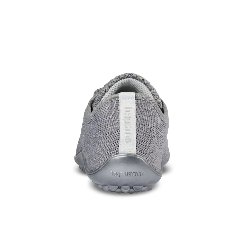 Leguano Go Silver Sneaker Barfußschuhe – Hinteransicht. Diese Sneaker in schickem Silber kombinieren modernes Design mit Funktionalität. Die flexible Sohle sorgt für einen natürlichen Gang und bietet gleichzeitig hervorragenden Halt. Jetzt im Onlineshop für Barfußschuhe erhältlich.