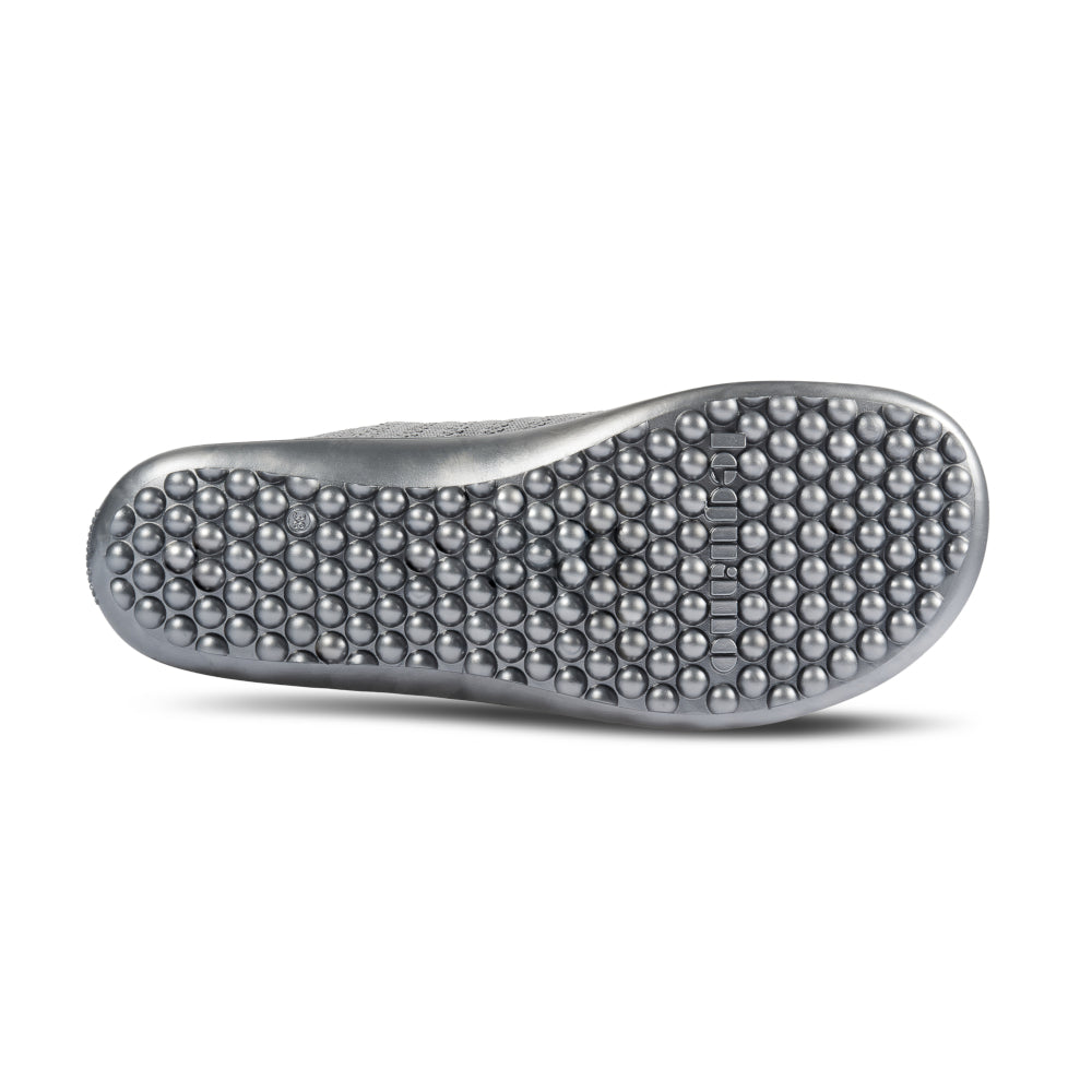 Leguano Go Silver Sneaker Barfußschuhe – Unteransicht. Die robuste und rutschfeste Sohle garantiert optimalen Halt, während die hochwertige Verarbeitung für einen angenehmen Tragekomfort sorgt. Jetzt im Onlineshop für Barfußschuhe erhältlich.