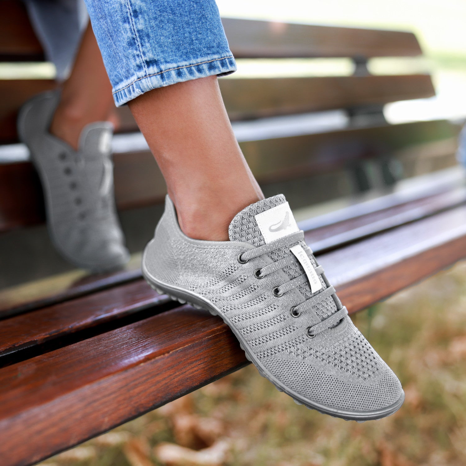 Leguano Go Silver Sneaker Barfußschuhe – Die Lifestyle-Ansicht dieser Schuhe zeigt ihre Vielseitigkeit und die Möglichkeit, sie mit verschiedenen Outfits zu kombinieren. Mit ihrem stylischen Look und der bequemen Passform sind sie perfekt für jeden Anlass. Jetzt im Onlineshop für Barfußschuhe erhältlich.