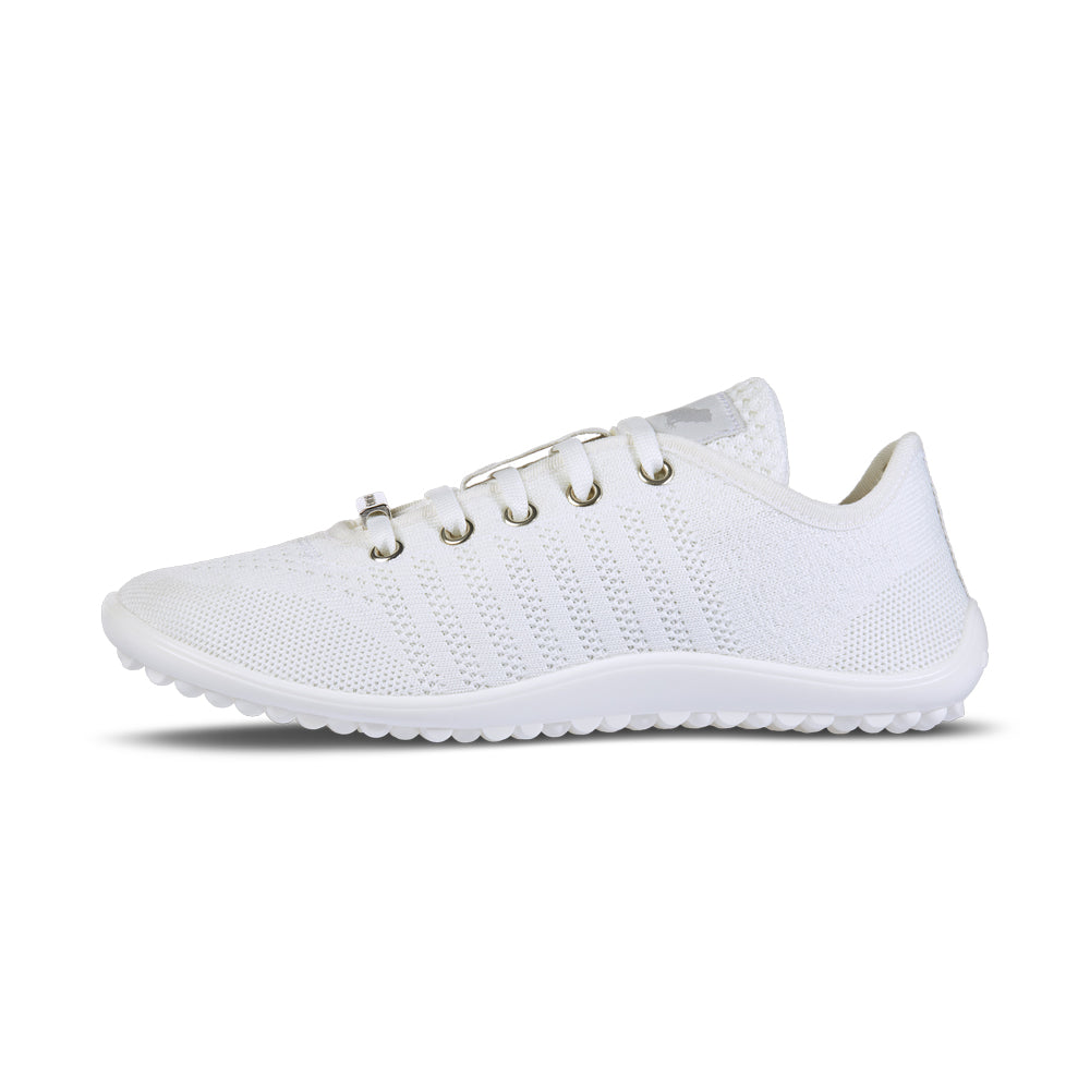 Leguano Go White Sneaker Barfußschuhe – Linke Seitenansicht: Diese Schuhe kombinieren ein elegantes Design mit optimaler Flexibilität, ideal für jeden Anlass. Der atmungsaktive Stoff sorgt für ein angenehmes Fußklima. Jetzt im Onlineshop für Barfußschuhe erhältlich.