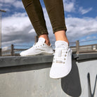 Leguano Go White Sneaker Barfußschuhe – Lifestyle-Bild, das den modernen und sportlichen Look zeigt, ideal für aktive Tage und vielseitige Outfits. Die Barfußschuhe bieten nicht nur Stil, sondern auch den Komfort, den Ihre Füße verdienen. Jetzt im Onlineshop für Barfußschuhe erhältlich.