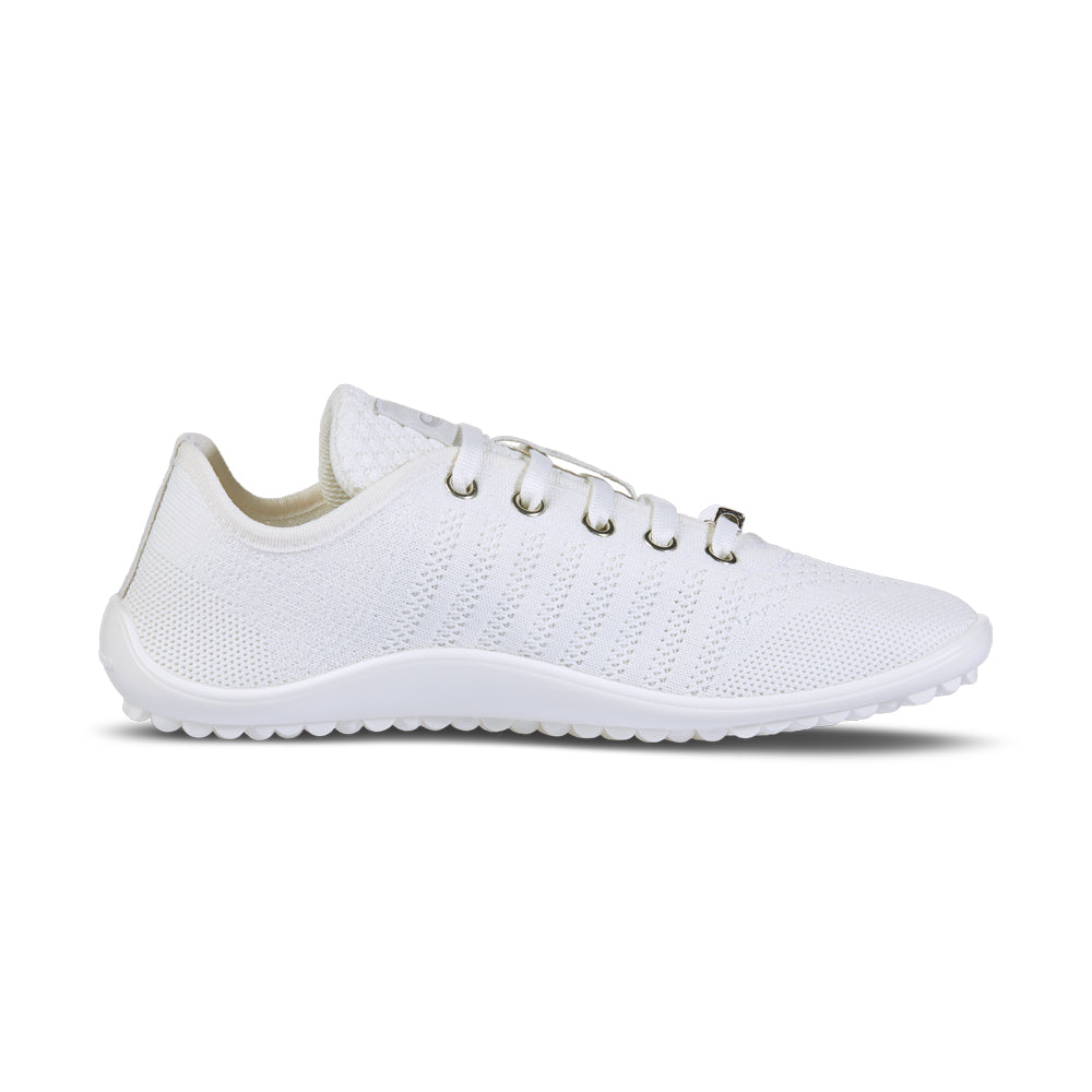 Leguano Go White Sneaker Barfußschuhe – Rechte Seitenansicht, die die schlanke Silhouette und das elegante Design der Schuhe zeigt. Diese Barfußschuhe kombinieren Funktionalität mit einem zeitgemäßen Look, ideal für jeden Anlass. Jetzt im Onlineshop für Barfußschuhe erhältlich.