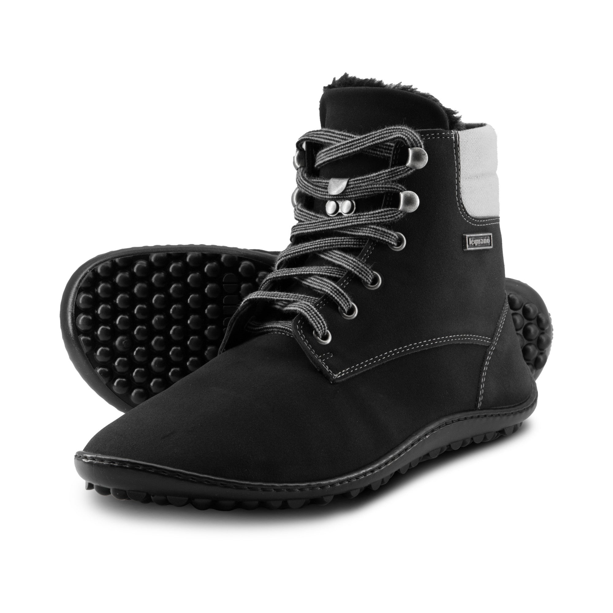 Leguano Icebare Black Warme Barfußschuhe – Hauptansicht. Diese stilvollen Winterschuhe kombinieren minimalistisches Design mit optimalem Komfort. Dank ihrer speziellen, isolierenden Innenschicht bleiben Ihre Füße auch an kalten Tagen warm, während die flexible Sohle ein natürliches Gehen ermöglicht. Jetzt im Onlineshop für Barfußschuhe erhältlich.