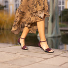Leguano Jara Bordeaux Barfußschuhe Sandalen Damen – Lifestyle-Bild. Diese eleganten Sandalen bieten nicht nur Komfort, sondern auch einen modischen Akzent für dein Outfit. Jetzt im Onlineshop für Barfußschuhe erhältlich.