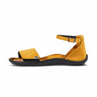 Leguano Jara Gelb Barfußschuhe Sandalen Damen – Die linke Seitenansicht zeigt die stilvolle Gestaltung und den hohen Tragekomfort. Perfekt für lässige Outfits und sommerliche Abenteuer. Jetzt im Onlineshop für Barfußschuhe erhältlich.