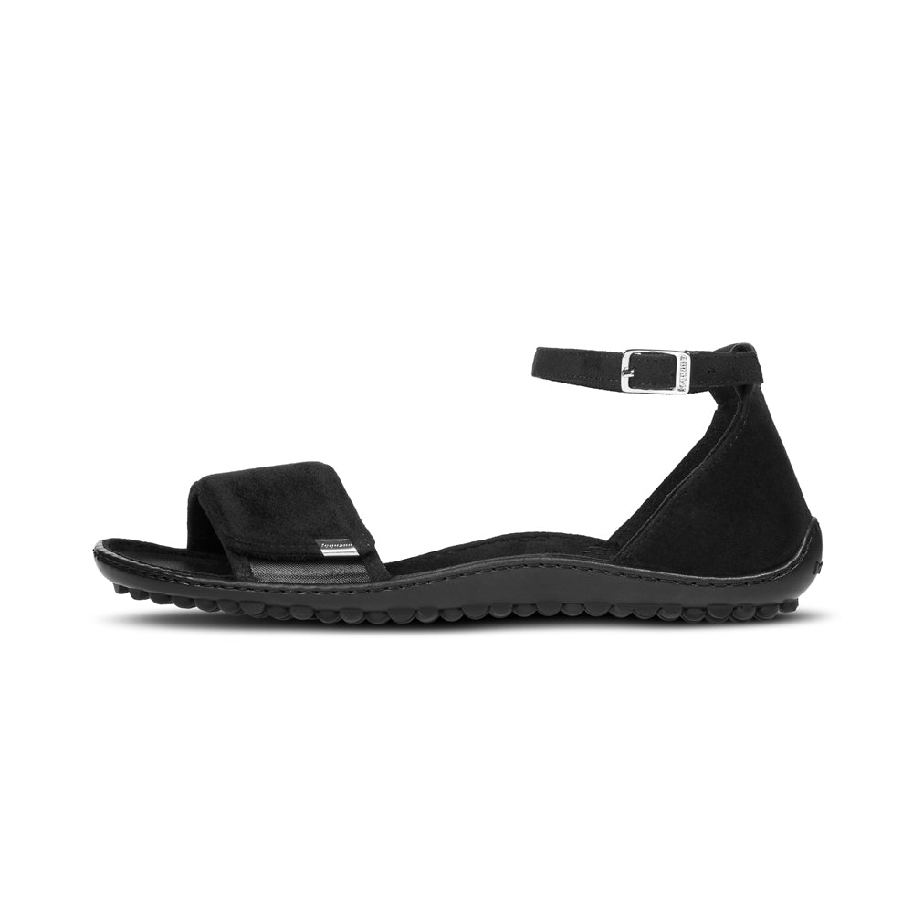 Leguano Jara Schwarz Barfußschuhe Sandalen Damen – Die linke Seitenansicht präsentiert diese stilvollen und bequemen Sandalen, die sich perfekt für den Sommer eignen. Sie bieten optimalen Tragekomfort und Flexibilität. Jetzt im Onlineshop für Barfußschuhe erhältlich.