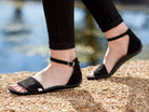 Leguano Jara Schwarz Barfußschuhe Sandalen Damen – In natürlicher Umgebung bieten diese Sandalen hohen Komfort und Flexibilität. Ideal für warme Tage und Spaziergänge. Jetzt im Onlineshop für Barfußschuhe erhältlich.