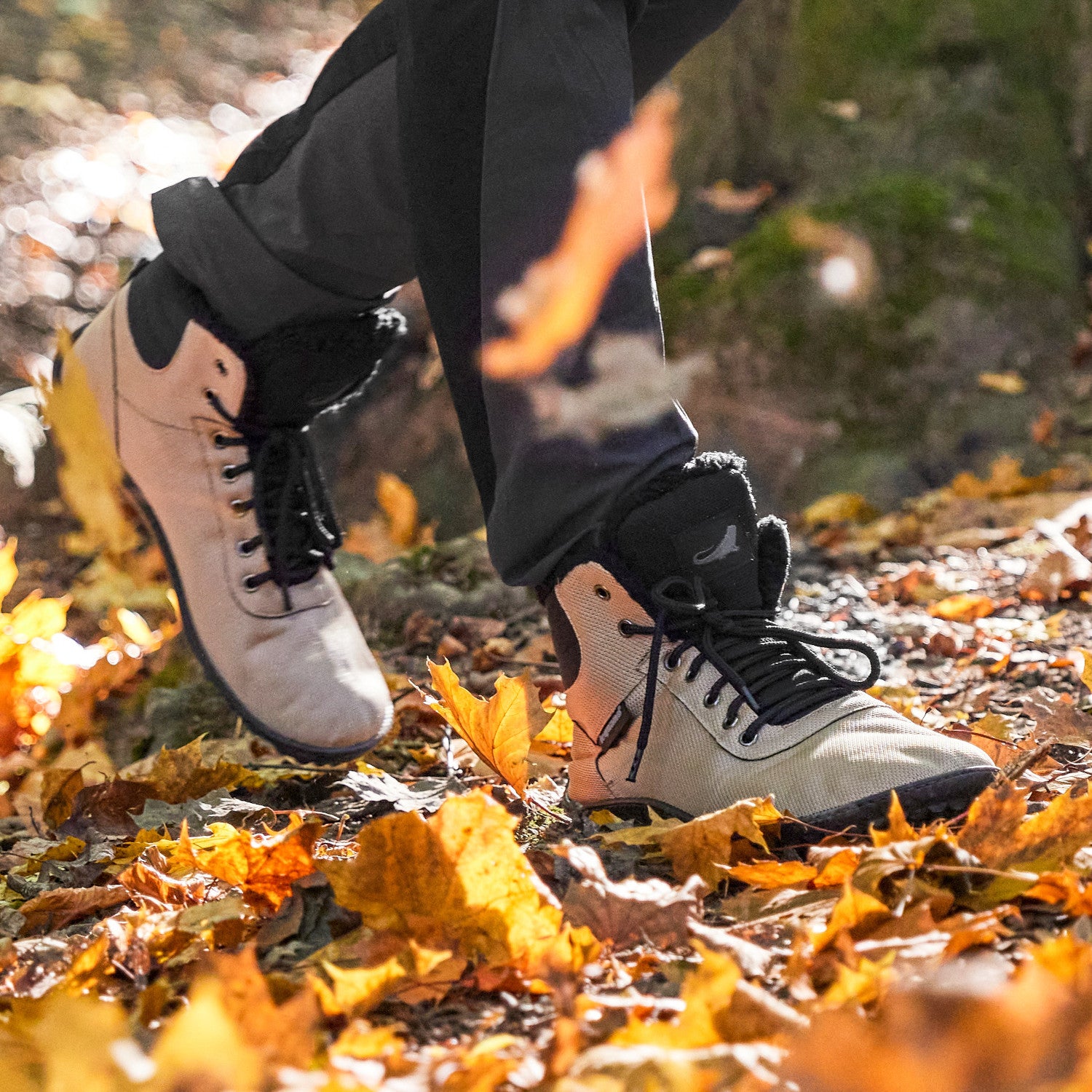 Leguano Kosmo sandfarbene Barfuß-Winterschuhe in Aktion, ideal für stilvollen Komfort und Wärme an kalten Tagen. Jetzt erhältlich im Onlineshop für Barfußschuhe