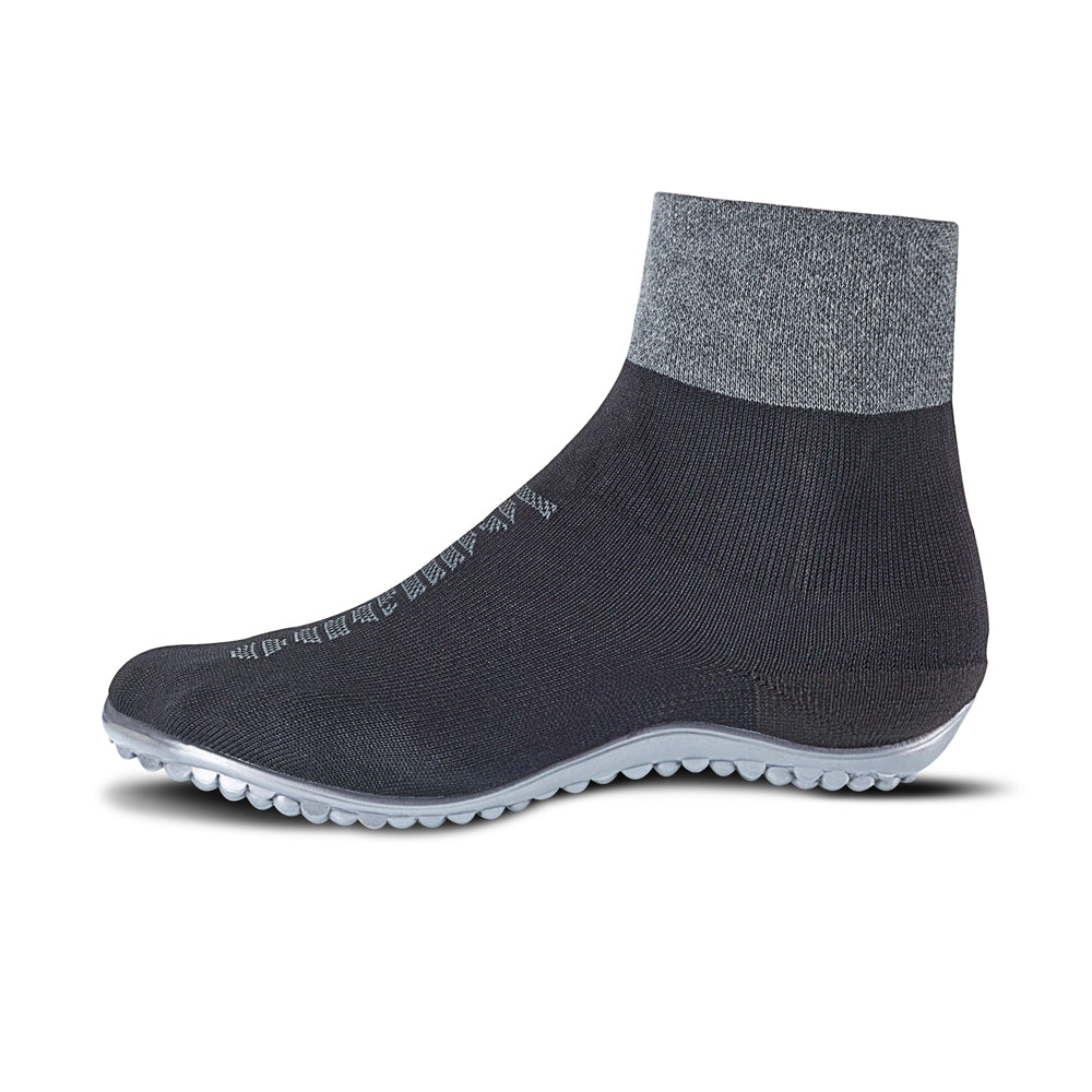 Leguano Primera Barfußsockenschuhe in Schwarz, in linker Seitenansicht abgebildet und ideal für minimalistisches Gehen. Jetzt erhältlich im Onlineshop für Barfußschuhe.