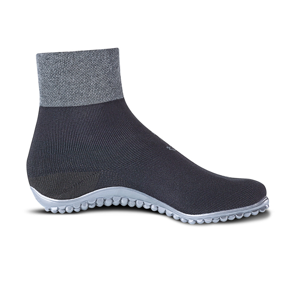 Leguano Primera Barfußsockenschuhe in Schwarz, in rechter Seitenansicht abgebildet und ideal für minimalistisches Gehen. Jetzt erhältlich im Onlineshop für Barfußschuhe.