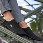 Leguano Scio Barfußslipper in Schwarz, in Aktion gezeigt und ideal für minimalistisches Gehen. Jetzt erhältlich im Onlineshop für Barfußschuhe.