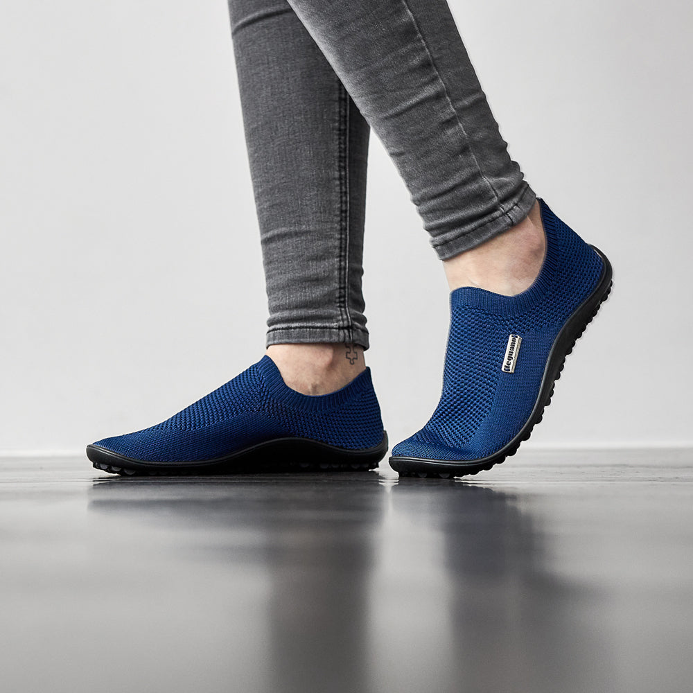 Leguano Scio Barfußslipper in Blau, in Aktion gezeigt und ideal für minimalistisches Gehen. Jetzt erhältlich im Onlineshop für Barfußschuhe.