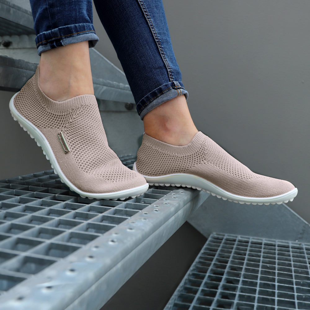 Leguano Scio Barfußslipper in Rosé, in Aktion gezeigt und ideal für minimalistisches Gehen. Jetzt erhältlich im Onlineshop für Barfußschuhe.