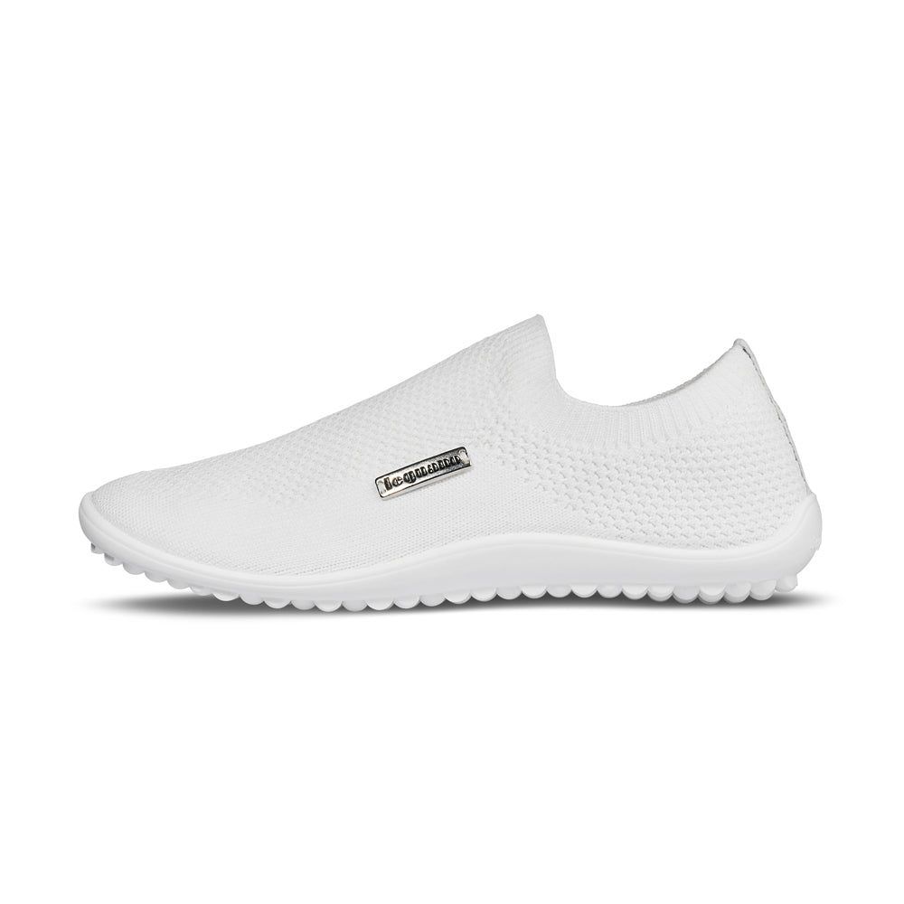 Leguano Scio Barfußslipper in Weiß, in linker Seitenansicht abgebildet und ideal für minimalistisches Gehen. Jetzt erhältlich im Onlineshop für Barfußschuhe.