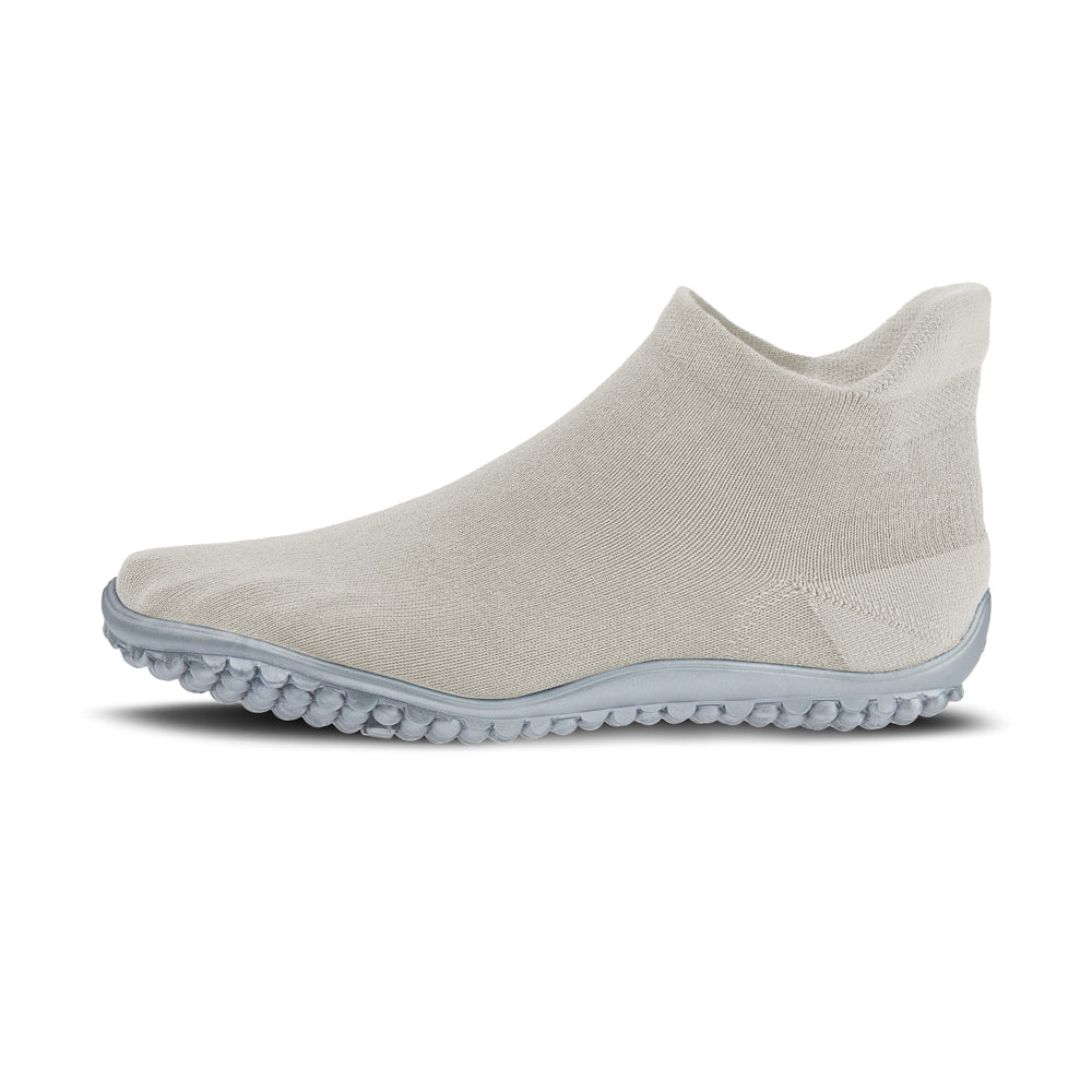 Leguano Sneaker in Perlmutt, in linker Seitenansicht abgebildet und ideal für ein komfortables Laufgefühl und stilvolle Eleganz. Jetzt erhältlich im Onlineshop für Barfußschuhe.