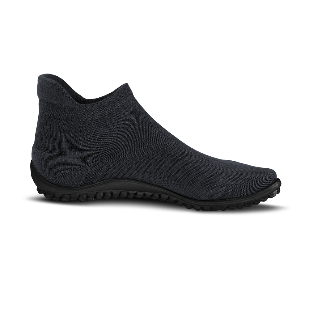 Leguano Sneaker in Schwarz, in rechter Seitenansicht abgebildet und ideal für flexibles Laufen und aktives Tragen. Jetzt erhältlich im Onlineshop für Barfußschuhe.